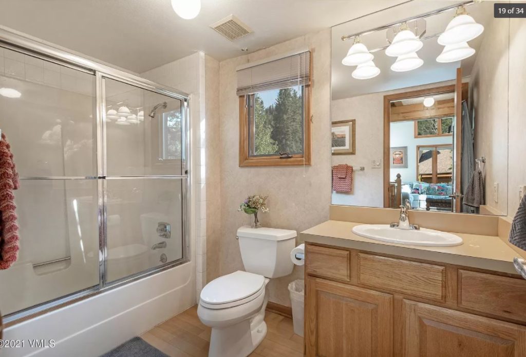 A before shot of the bathroom.